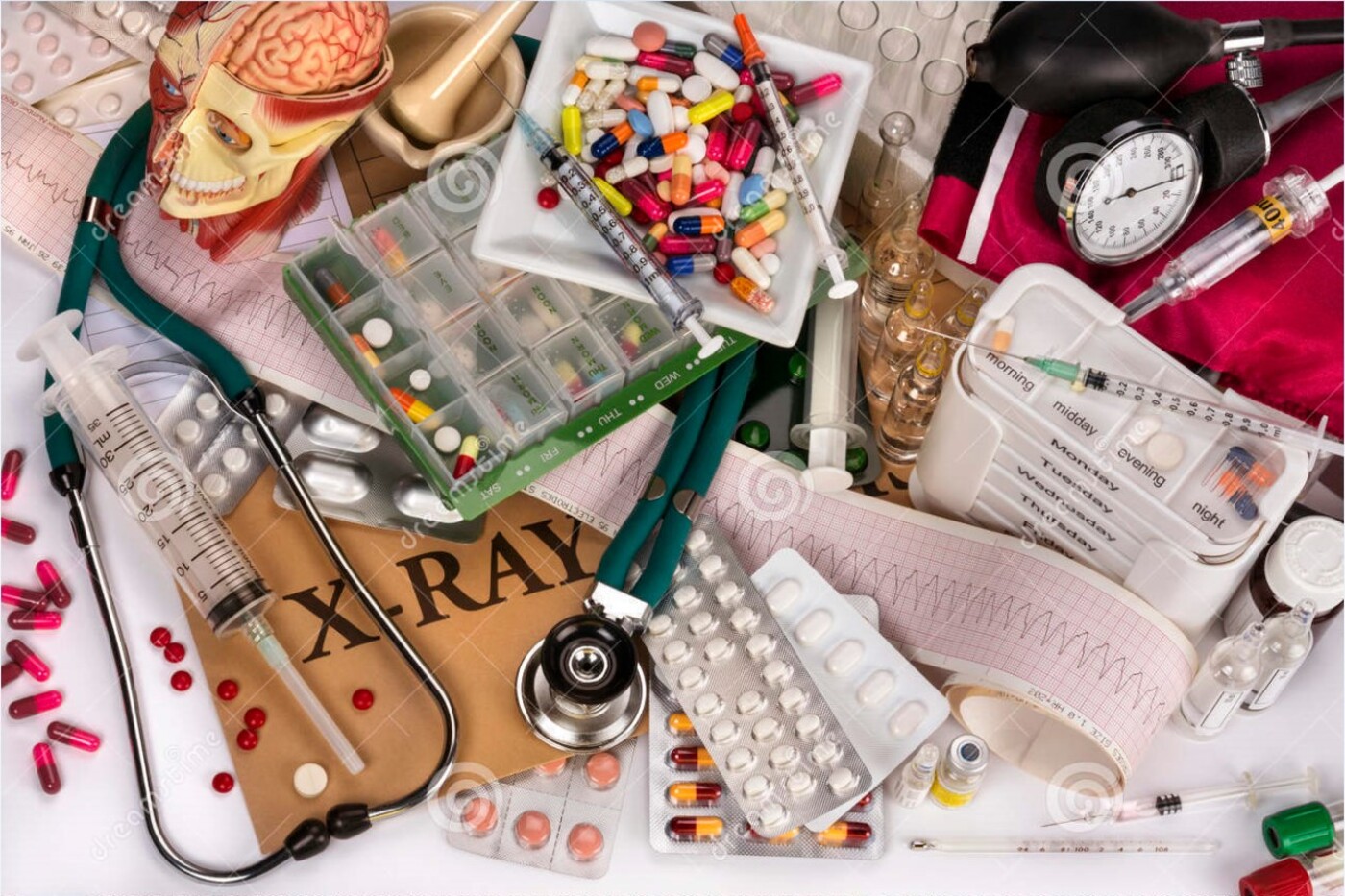 Различные медицинские предметы лежат вместе: таблетки, шприцы, стетоскоп, тонометр и др.