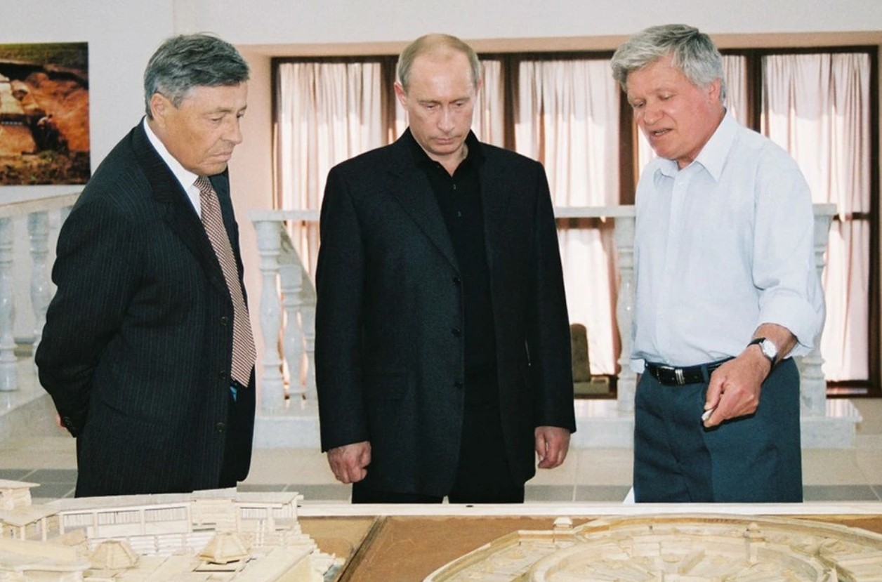 На фото: президент РФ В. Путин, губернатор Челябинской области П. Сумин, профессор Г. Зданович